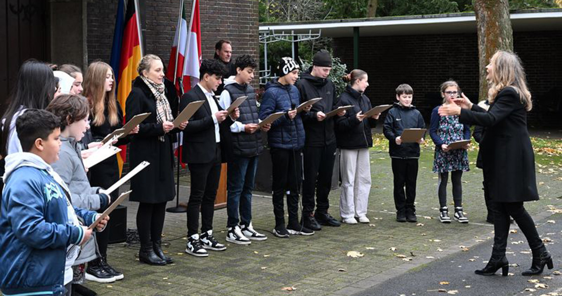 Volkstrauertag auf dem Friedhof Eller mit Schülerinnen und Schülern der GHS Bernburger Straße